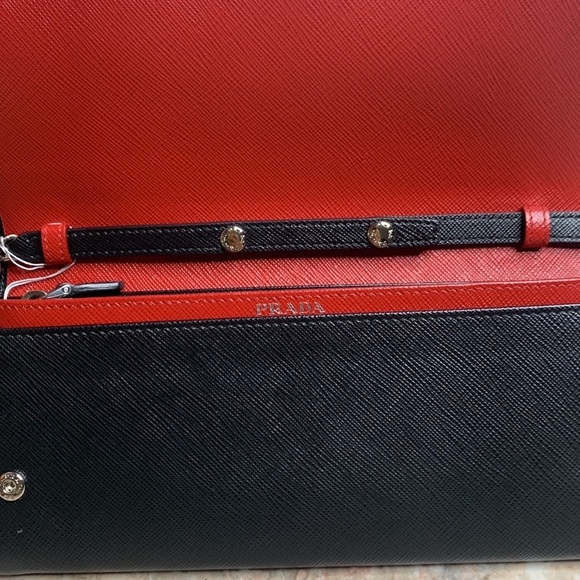 ❤️❤️SOLD❤️❤️PRADA saffiano wallet on chain crossbody/clutch bag - Picture 4 of 13